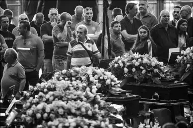  ??  ?? De diepbedroe­fde families van de mensen die zijn omgekomen bij de brug van Genua hebben geweigerd de staatsbegr­afenis bij te wonen.