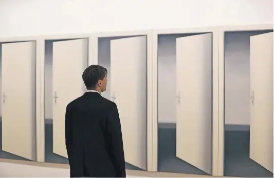  ?? FOTO: DPA ?? Ein Besucher betrachtet das Bild „5 Türen“von Gerhard Richter in Bonn. Es entstand 1967.