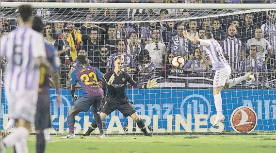  ?? FOTO: PERE PUNTÍ ?? Keko, en el momento de rematar a gol el que parecía ser el gol del empate El asistente vio que estaba en fuera de juego y el VAR lo corroboró