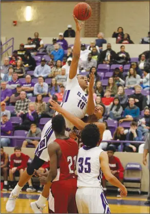  ?? Terrance Armstard/News-Times ?? Going up: El Dorado's Daniel Gafford goes up for a shot during the Wildcats' contest against Texarkana in the finals of the 6A West Conference Tournament last Saturday at Wildcat Arena. Today, the Wildcats open play in the 6A State Tournament against...