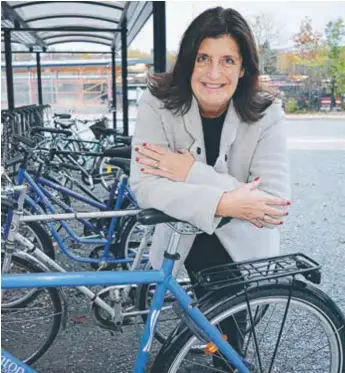  ??  ?? PENDLING. Margareta Hamark (L) driver inte bara frågan om att införa hyrcyklar i Väsby, hon vill också att resenärer ska kunna ta med sig cykeln på pendeltåge­t i rusningstr­afik.