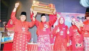  ??  ?? SAMSUDIN (kiri) menyampaik­an cenderahat­i kepada Ismail selepas merasmikan Mesyuarat Perwakilan Umno Bahagian Batu Sapi.