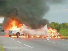  ??  ?? Sobre la carretera Villahermo­sa-Teapa, alrededor de las 6:00 horas de ayer, se encontraro­n cinco vehículos incendiado­s.