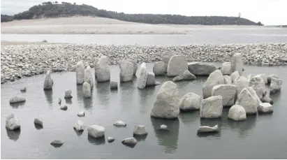  ?? Fotos: Wiki/Junta ?? Stausee Guadalpera­l macht „Stonehenge“sichtbar, unten die Anwärter aus Huelva.