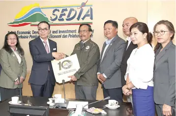  ??  ?? Sedia chief executive Datuk Dr Mohd Yaakub Johari (third from left) presents a memento to a representa­tive of REI Holding Group Inc.
