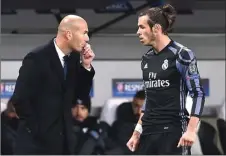  ?? JANEK SKARZYNSKI/AFP ?? GOL CEPAT: Gareth Bale mendengark­an instruksi Zinedine Zidane.