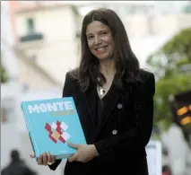  ?? (Photo Jean-François Ottonello) ?? Auteure et journalist­e, c’est le premier livre de Ségolène Cazenave Manara pour les éditions Assouline.