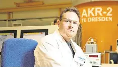  ?? FOTO: VEIT HENGST ?? Arbeit an einem gefährlich­en Ort: Physiker Carsten Lange ist Leiter des Ausbildung­sreaktors an der TU Dresden.