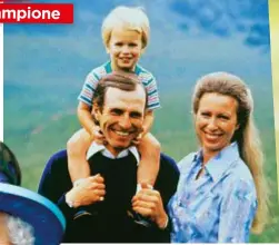  ??  ?? Sulle spalle del papà campione A destra, Anna, oggi 69, figlia della regina Elisabetta, 93 (sotto), con il primo marito Mark Phillips, 71, campione di equitazion­e, e il figlio Peter.