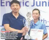  ??  ?? TAHNIAH: Angel menerima hadiah daripada jurulatih Jepun, Susumu Matsumoto.