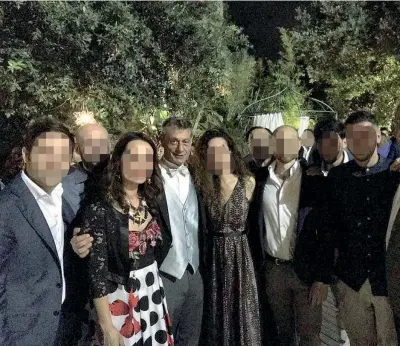  ?? (foto dal profilo Fb di Francesco Emilio Borrelli) ?? Al party La festa per la promozione del primario Francesco Pignatelli (al centro)