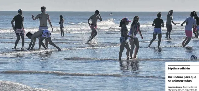  ?? EMMANUEL BRIANE-LA NUEVA. ?? ¿Por qué no llevar la malla y darse un chapuzón? Fue la pregunta que no pocos jóvenes se hicieron antes de salir para Monte Hermoso. Aquí la respuesta.