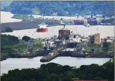  ??  ?? MEGAOBRA. El nuevo Canal de Panamá se abrió esta semana, con el paso de un barco carguero chino.