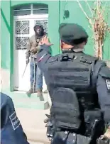  ?? /POLICÍA SGS ?? Pese a las amenazas violentas, los elementos procediero­n a inmoviliza­rlo