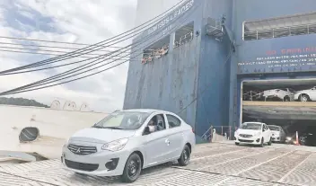  ??  ?? El pasado 15 de enero, Mitsubishi rompió el récord de importació­n de autos en un sólo buque, al internar 4 mil 870 unidades en la terminal de Mazatlán. Este puerto será el segundo más importante para el sector automotriz en el Pacífico.
