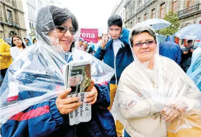  ?? JORGE CARBALLO ?? A pesar del mal tiempo, la gente acudió al Zócalo capitalino.