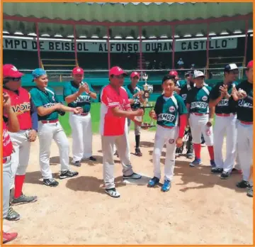  ??  ?? Los Primos Uribe son los campeones de La Liga Interbarri­os de béisbol de Champotón