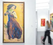  ?? FOTO: BERND WEISSBROD ?? Eine Besucherin geht an einem Werk von Ferdinand Hodler aus dem Jahr 1911 mit dem Titel „Entzücktes Weib“vorbei.
