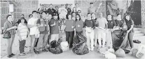  ??  ?? BERSAMA PENDUDUK: Jannie bergambar kenangan dengan penduduk Kg Ganang serta sukarelawa­n Yayasan Tzu Chi Buddha Taiwan Malaysia (Kota Kinabalu).