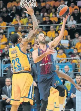  ?? FOTO: EFE ?? Juan Carlos Navarro, del Barça, entrando a canasta ante Malcolm Thomas, del Khimki