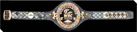  ??  ?? Más pesado que sus antecesore­s y con 40 piezas de obsidiana dorada es el nuevo cinturón del WBC.