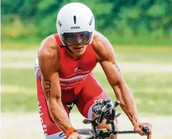  ?? Foto: Matzke/Franzisi ?? Roman Deisenhofe­r belegte bei der deutschen Mitteldist­anzmeister­schaft im Triathlon Platz zwei hinter Weltklasse Athlet Jan Frodeno.