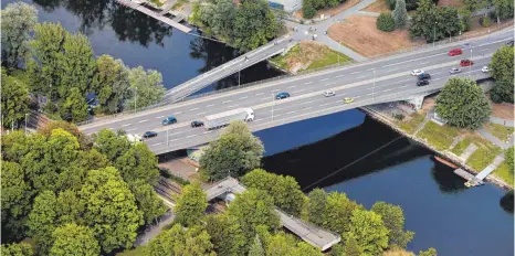  ?? FOTO: KAYA ?? Die Adenauerbr­ücke zwischen Ulm und Neu-Ulm soll durch einen Neubau ersetzt werden. Die Frage ist, ob sechs oder acht Spuren über die Donau führen.