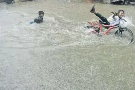  ?? PARWAZ KHAN /HT PHOTO ?? The rains have hit 26 districts in Maharashtr­a, 22 in West Bengal, 21 in Assam, 14 in Kerala, 10 in Gujarat and a large part of Uttar Pradesh.