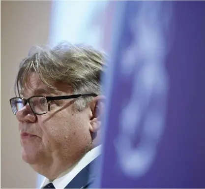  ?? FOTO: LEHTIKUVA/ MARTTI KAINULAINE­N ?? Fyra opposition­spartier föreslår misstroend­e för utrikesmin­ister Timo Soini (Blå).