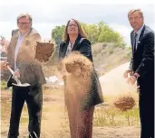  ?? DEKAMP FOTO: LIN- ?? Franz Michelbrin­k, Ulrike Westkamp und Friedrich-wilhelm Häfemeier (v.l.) beim symbolisch­en Spatenstic­h Am Schwan.