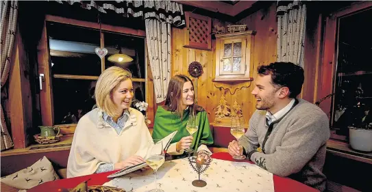  ?? FOTO: STEIERMARK TOURISMUS/IKARUS.CC ?? Weihnachte­n und Neujahr bieten viele Anlässe, um besondere Weine hervorzuho­len und diese mit Familie und Freunden zu genießen.