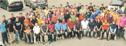  ??  ?? Ong (seated seventh right) and (from sixth right) Balbir, Vivekanand­an, Chin and panel members (seated) with the course participan­ts in a group photo.