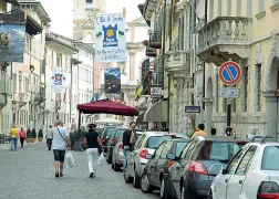  ??  ?? Porta sulla piazza Una panoramica di via Belenzani, centraliss­ima e frequentat­a