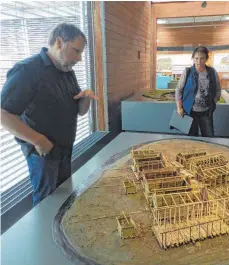 ?? FOTO: FEDERSEEMU­SEUM ?? Museumslei­ter Ralf Baumeister erklärt ein Siedlungsm­odell im Federseemu­seum.