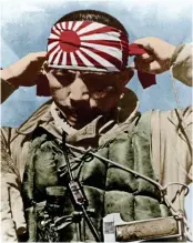  ??  ?? Un kamikaze ceint son front d’un bandeau imprimé du drapeau avec le soleil levant, avant de prendre place dans son avion durant la guerre du Pacifique, en 1944-1945.