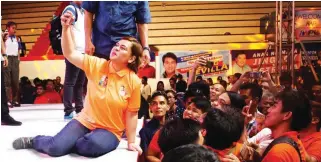  ??  ?? MANILA UNITY – Davao City Mayor Sara Duterte Carpio gamely takes a selfie with a huge crowd of Manilans at yesterday’s ceremony launching the alliance between her Hugpong ng Pagbabago (NHP) and Manila Mayor Joseph Ejercito Estrada’s Partido ng Masang Pilipino (PMP) at the San Andres gym in Manila.