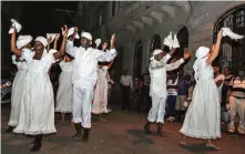  ??  ?? Excelente desempeño de la Compañía de danzas y bailes afrocubano­s Okan Tomí, que comanda el reconocido bailarín, coreógrafo, músico y cantante Juan Carlos Silvera.