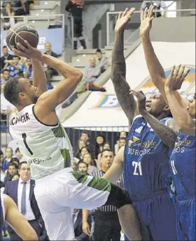  ?? EFE / SANTI OTERO ?? Demitrius Canger lanza a canasta, ayer, en el Coliseum de Burgos.