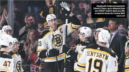  ?? PHOTO AFP ?? Applaudi chaleureus­ement, Zdeno Chara, qui a disputé hier son 1500e match dans la LNH, a salué la foule du Centre Bell.