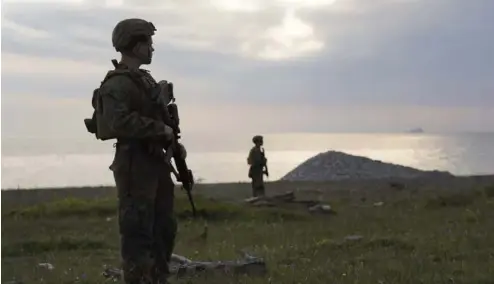  ?? ?? DOSSIER - Des troupes américaine­s sur la plage de Gotland après un exercice de débarqueme­nt amphibie, dans le cadre de l'exercice militaire annuel BALTOPS en mer Baltique à Tofta, Gotland, Suède, le mercredi 7 juin 2022.