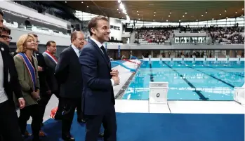  ?? /EFE. ?? El presidente francés, Emmanuel Macron, sonríe mientras admira el nuevo centro acuático de París, que será sede de los clavados y la natación artística en los Juegos Olímpicos.