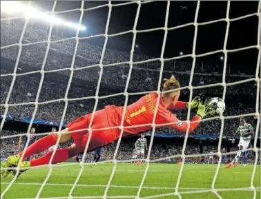  ?? ?? Ter Stegen detiene un penalti a Moussa Dembélé en el Barça-Celtic de la Champions de 2016.