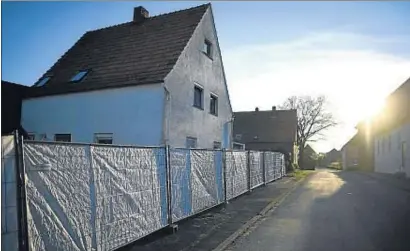  ?? ALEXANDER KOERNER / GETTY ?? La casa de la ciudad de Höxter donde Wilfried W., de 46 años, y Angelika B., de 47, cometieron los crímenes