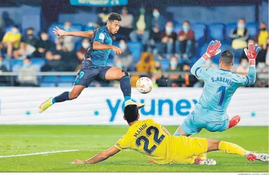  ?? DOMENECH CASTELLÓ/EFE ?? Lozano remata en la acción de uno de los tres goles que marcó en el campo del Villarreal la pasada temporada.