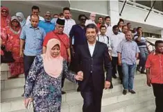  ??  ?? MOHAMAD bersama isterinya, Datin Seri Raja Salbiah Tengku Nujumudin ketika hadir ke Mahkamah Tinggi Seremban.