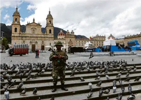  ?? Luisa González/Reuters ?? Soldado faz a segurança na praça Bolívar, em Bogotá, durante preparativ­os para a posse do novo presidente da Colômbia, Iván Duque