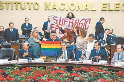  ?? JUAN CARLOS BAUTISTA ?? Ayer se celebró una sesión extraordin­aria del Consejo General, a la que acudieron personas transgéner­o.