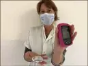  ?? (Photo C.R.) ?? Le Dr Di Costanzo présente un modèle de capteur de glycémie et son scanner de poche.