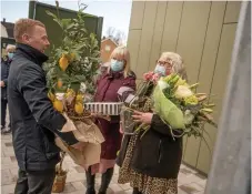  ??  ?? Mikael Dolietis, vd Alingsåshe­m, uppvaktade enhetschef­erna Tarja Andersson och Lena Sultan.