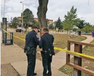  ?? ROBERT NOTT/THE NEW MEXICAN ?? Santa Fe police officers investigat­e Sunday after a man’s body was found under a bridge spanning the Santa Fe River near De Vargas Park.